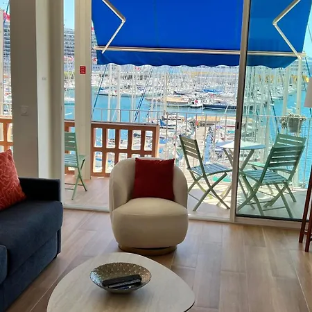 Superbe 2 Pièces, Terrasse Face Au Port Et Toulon