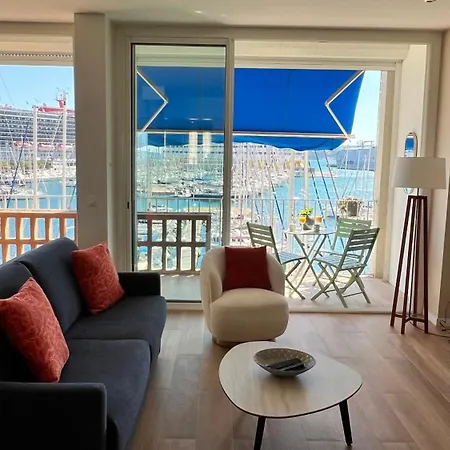Superbe 2 Pieces, Terrasse Face Au Port Et Toulon