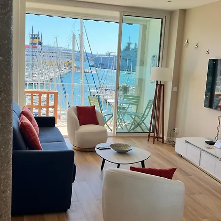 Superbe 2 Pieces, Terrasse Face Au Port Et Appartement Toulon