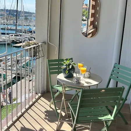 Superbe 2 Pièces, Terrasse Face Au Port Et Toulon